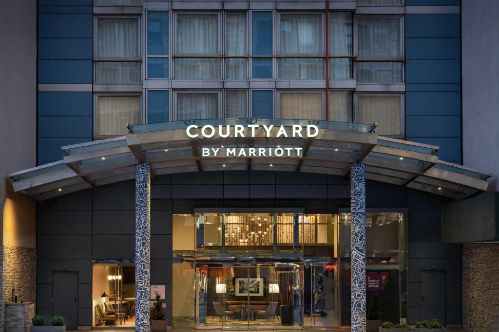 een uitzicht op de voorzijde van een hotel op de binnenplaats bij Courtyard by Marriott New York Manhattan / Soho in New York