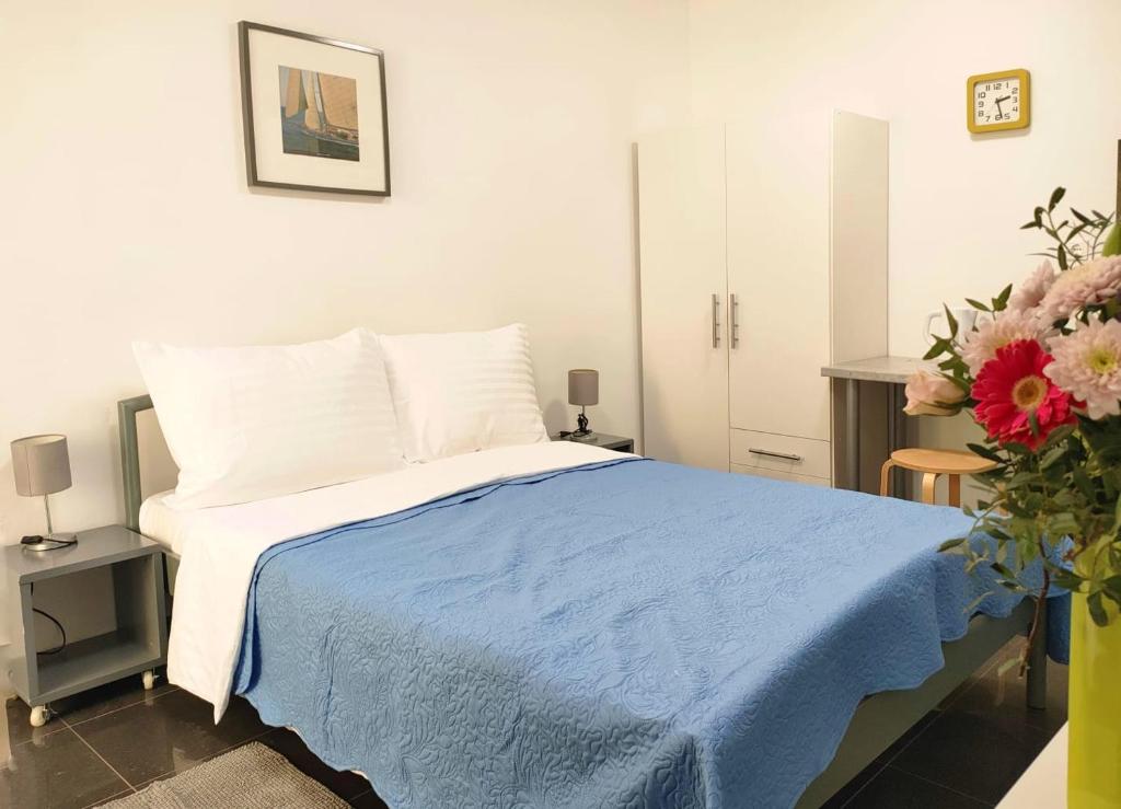 Postel nebo postele na pokoji v ubytování Rafael Apartments