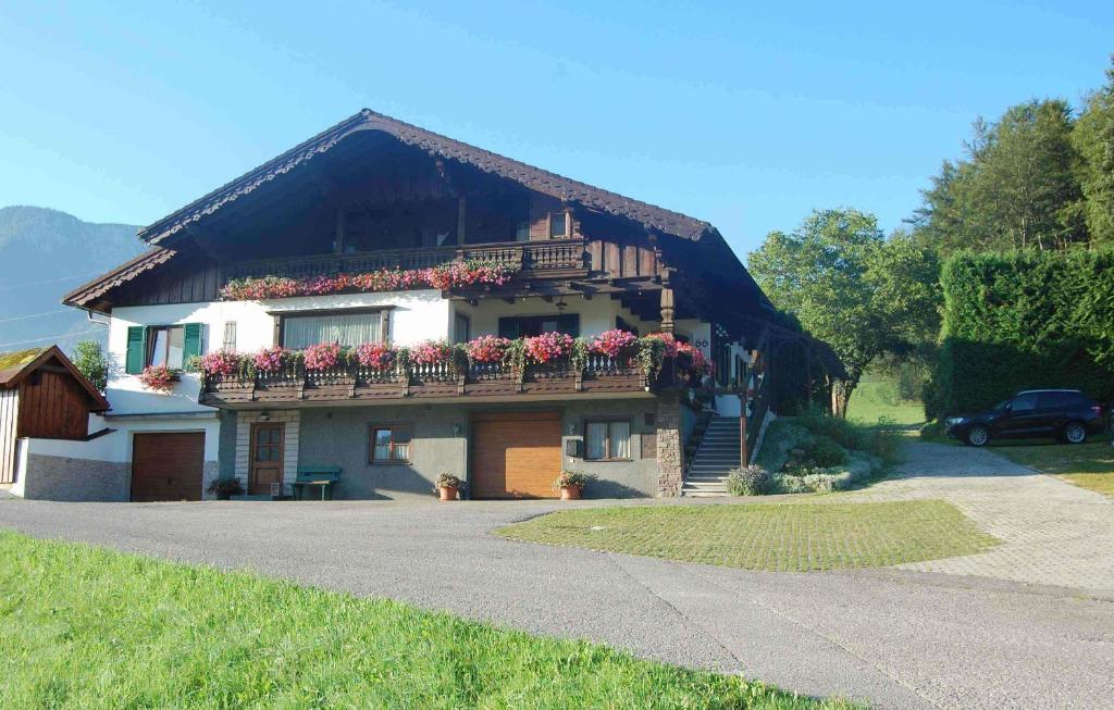 ein Haus mit Blumenkästen auf der Vorderseite in der Unterkunft Ferienhaus Elisabeth in St. Wolfgang