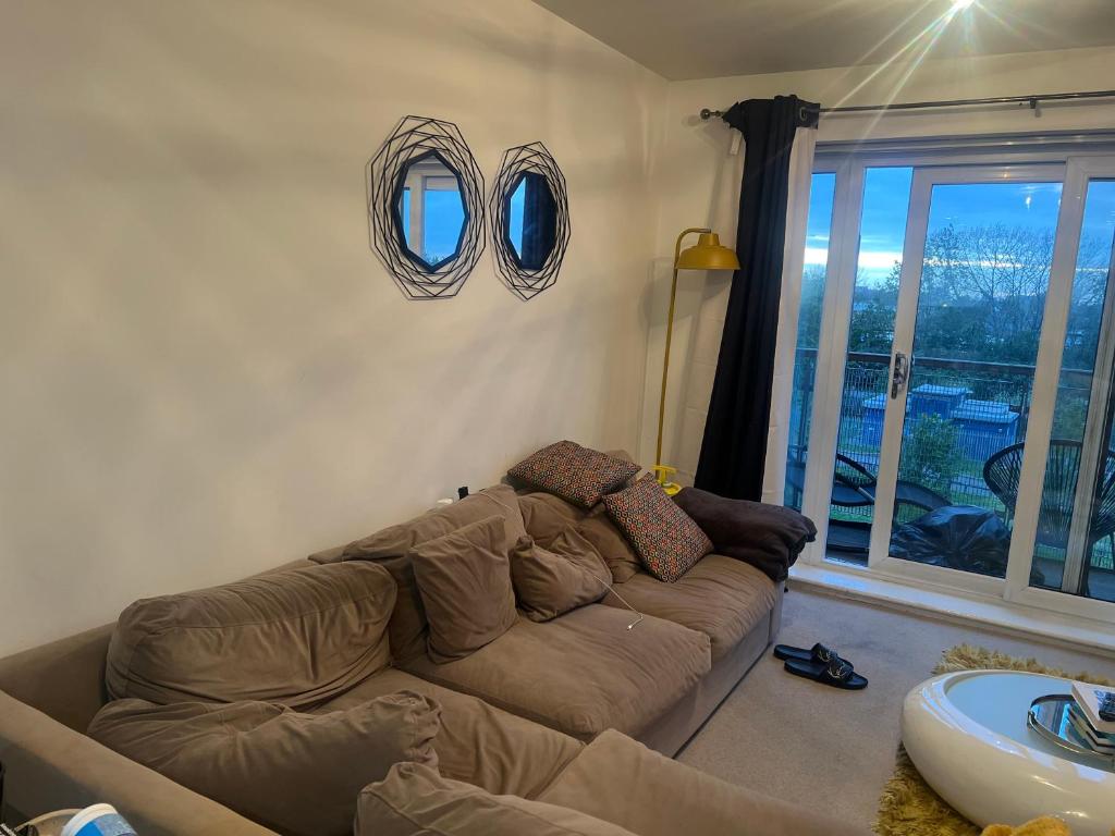 uma sala de estar com um sofá e uma grande janela em Impeccable 2-Bed Apartment in Orpington em Orpington