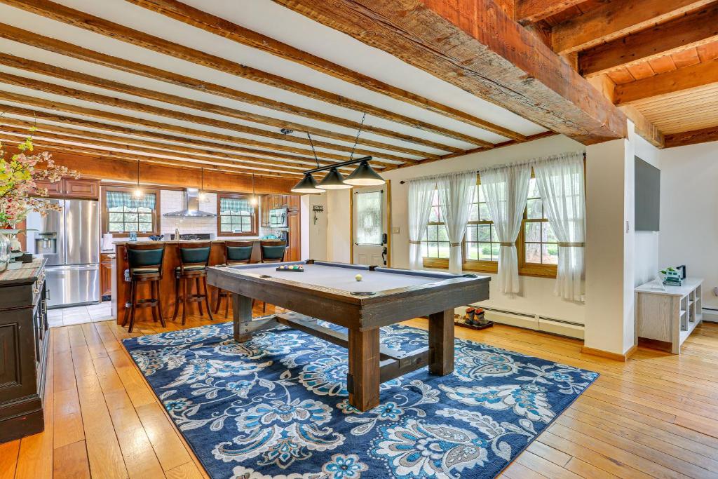 Una sala de estar con una mesa de billar. en Hot Tub, Game Room Greentown Home Near State Park, en Greentown