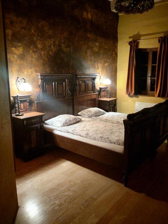 Residence Spillenberg Classic Room في ليفوتشا: غرفة نوم بسرير كبير وموقف ليلتين