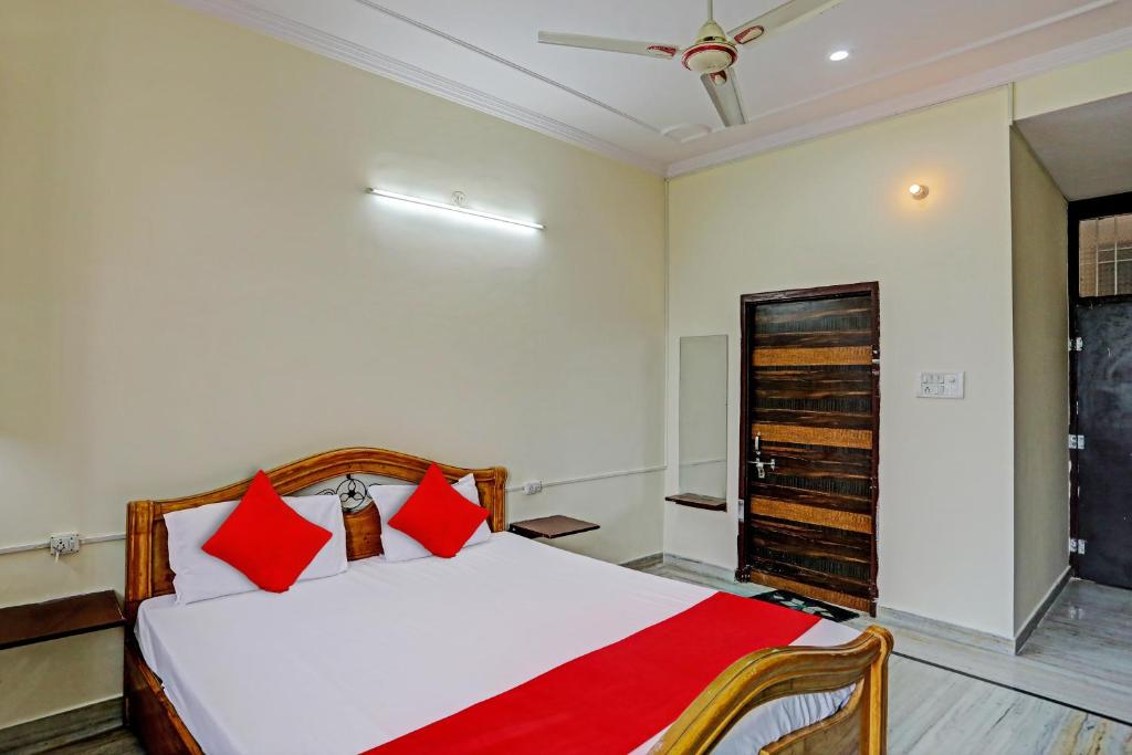 Posteľ alebo postele v izbe v ubytovaní OYO Flagship The Mount View Hotel And Resort