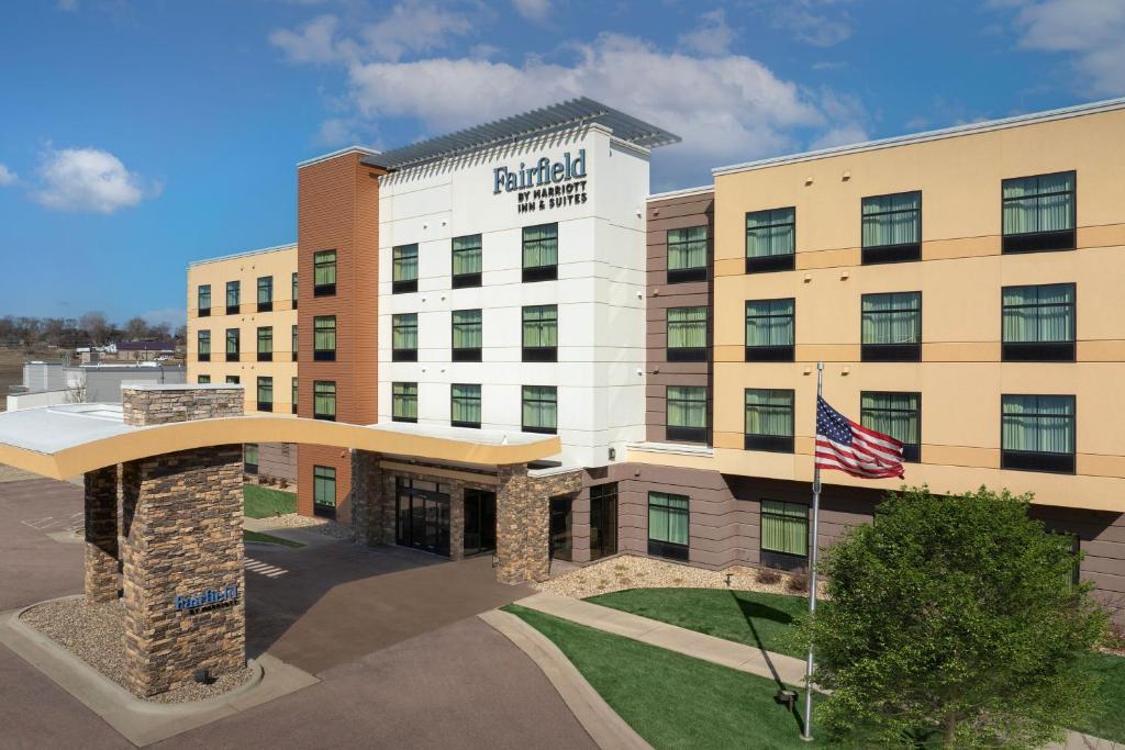 un hôtel arborant un drapeau américain devant lui dans l'établissement Fairfield Inn & Suites By Marriott Sioux Falls Airport, à Sioux Falls