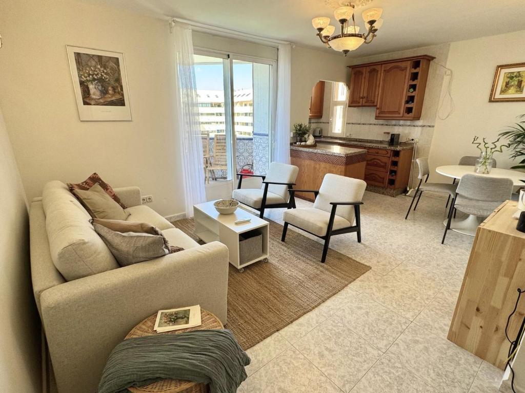 Гостиная зона в Beachfront apartment with terrace and seaviews