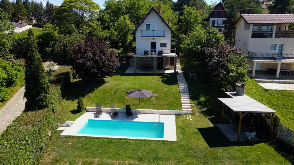 - une vue aérienne sur une maison avec une piscine dans l'établissement Family House, à Krčedin
