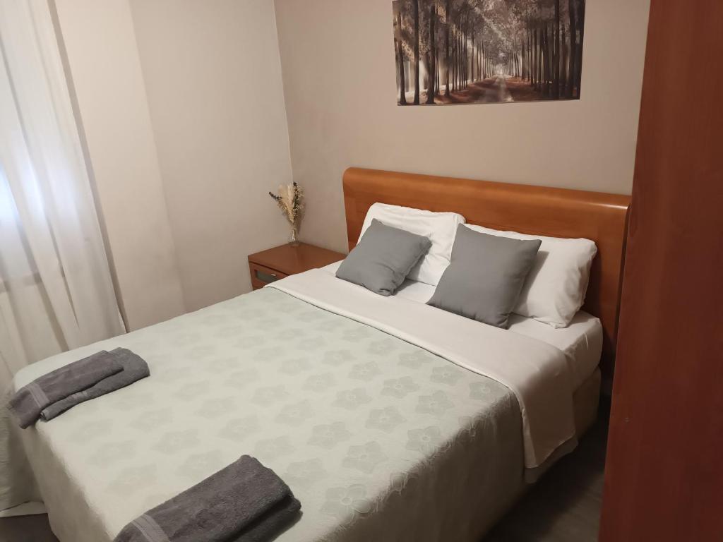 アロヨ・デ・ラ・エンコミエンダにあるCasa franciscaのベッドルーム1室(大型ベッド1台、枕2つ付)