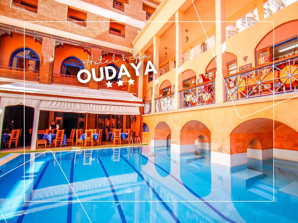une piscine d'hôtel au milieu d'un bâtiment dans l'établissement Hotel Oudaya & Spa, à Marrakech