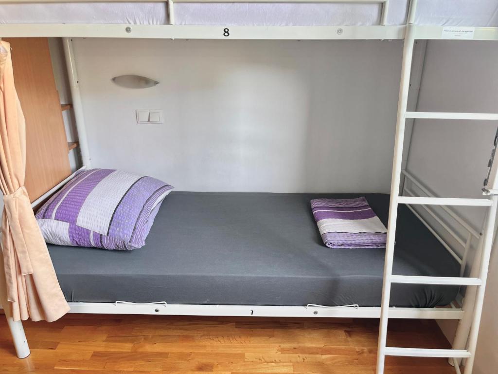 Litera con 2 almohadas en una habitación en Hostel Split Backpackers 2, en Split