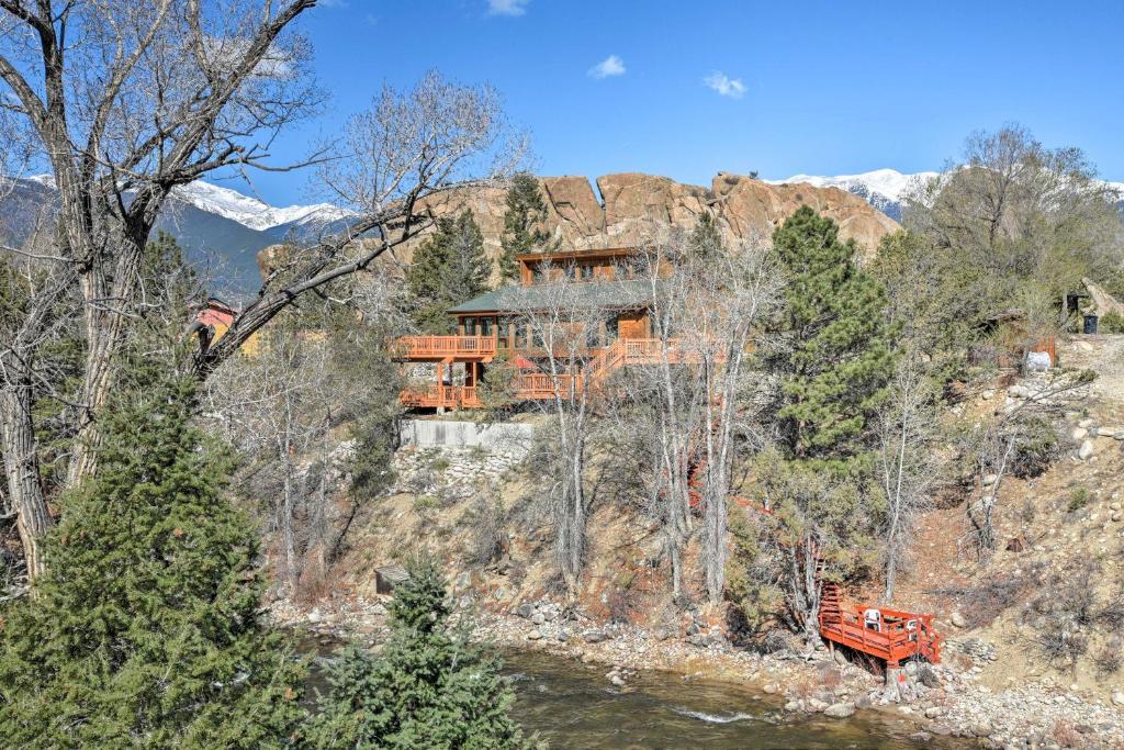 une maison sur le flanc d'une montagne à côté d'une rivière dans l'établissement Buena Vista Retreat Steps To Arkansas River!, à Buena Vista