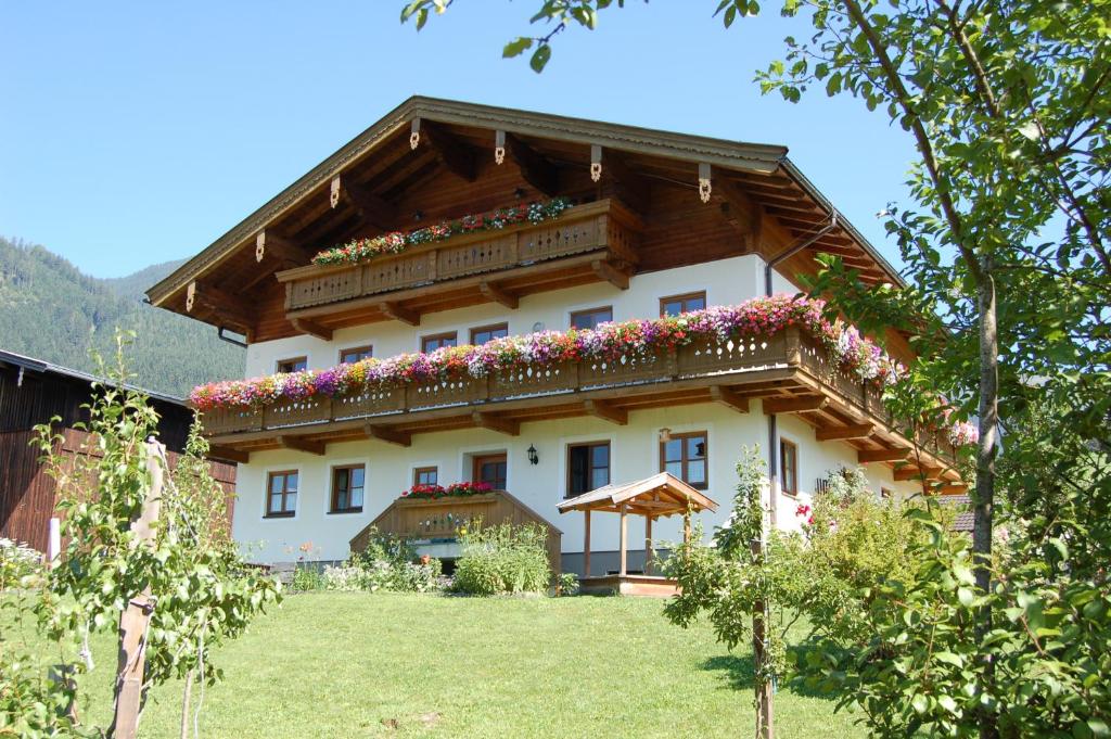 ein Haus mit Blumen auf der Seite in der Unterkunft Großberghof in Taxenbach