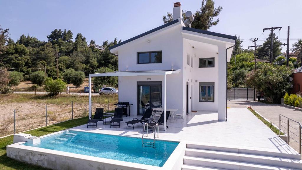 Bazén v ubytování Aura Beachfront Private Pool Villa nebo v jeho okolí