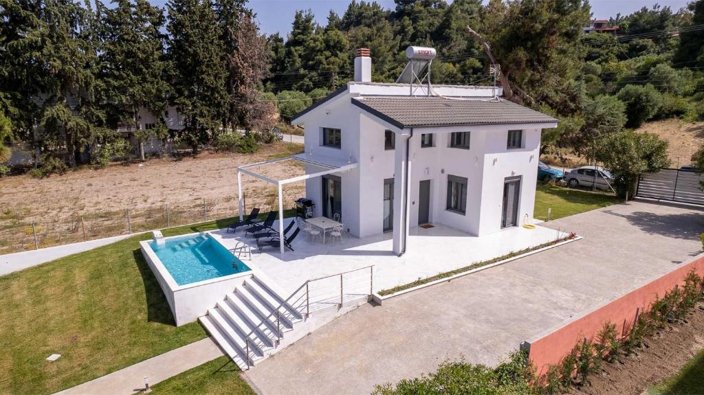 Bazén v ubytování Aura Beachfront Private Pool Villa nebo v jeho okolí