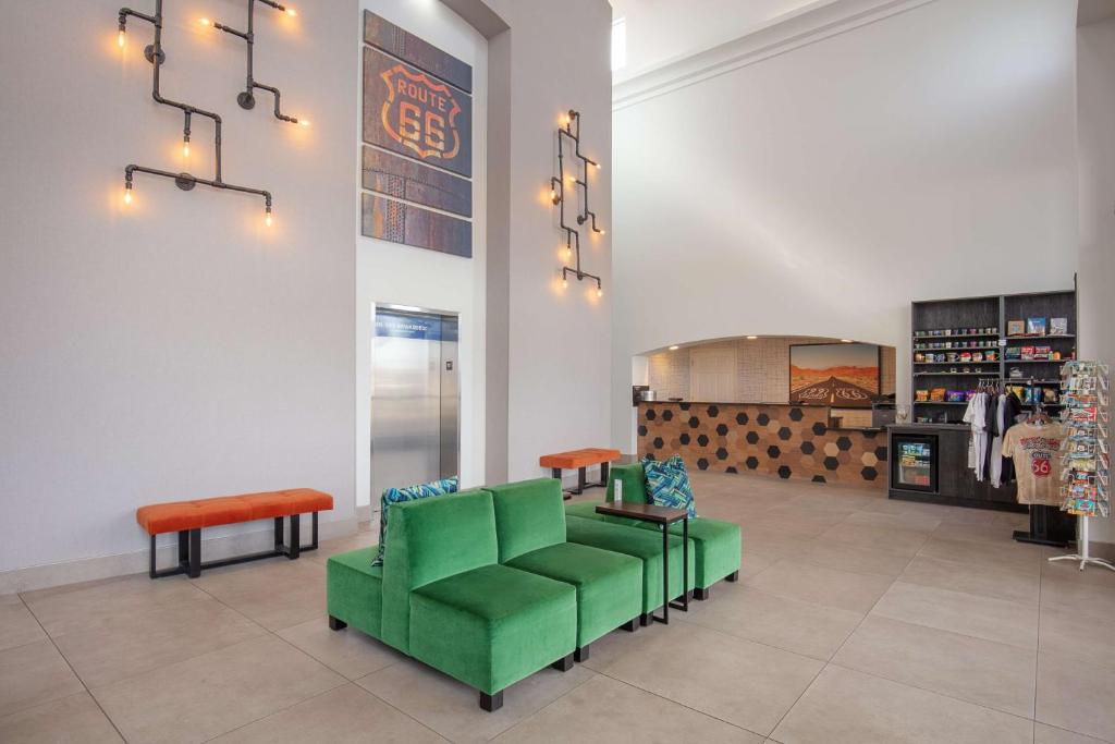una tienda con un sofá verde en una habitación en Best Western Plus King's Inn and Suites, en Kingman