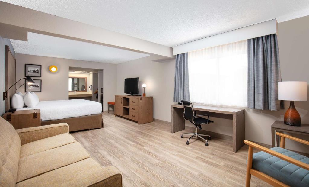 Postel nebo postele na pokoji v ubytování Best Western Plus King's Inn and Suites