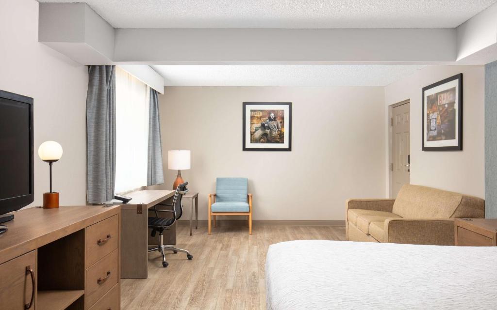 Postel nebo postele na pokoji v ubytování Best Western Plus King's Inn and Suites