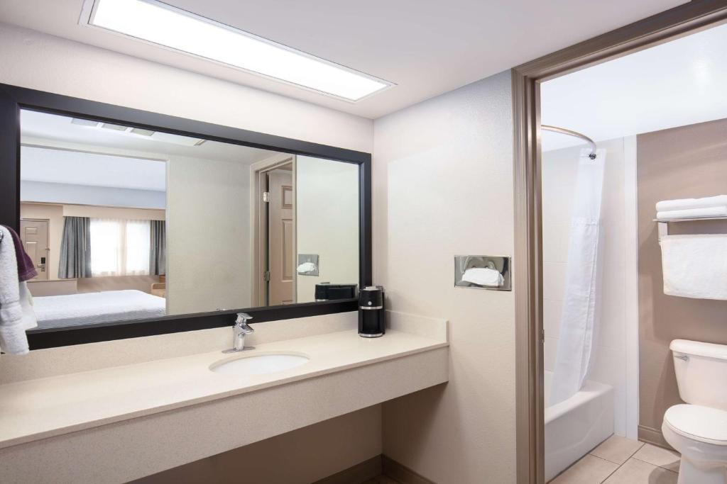 Koupelna v ubytování Best Western Plus King's Inn and Suites