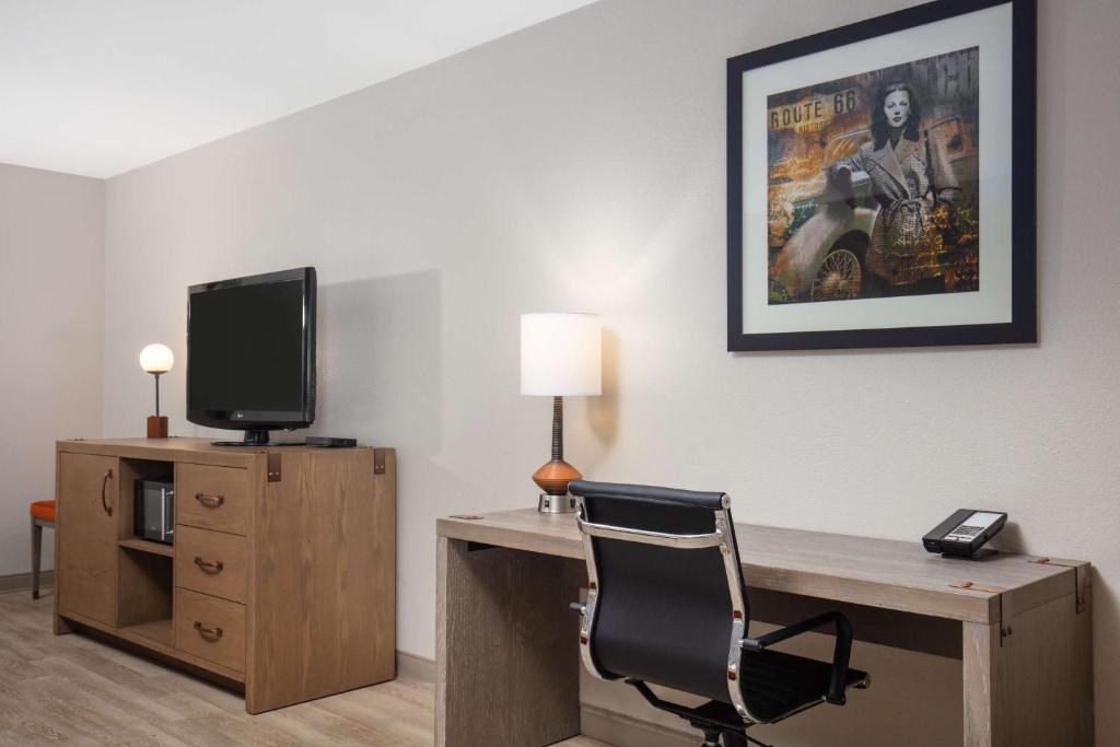 TV a/nebo společenská místnost v ubytování Best Western Plus King's Inn and Suites