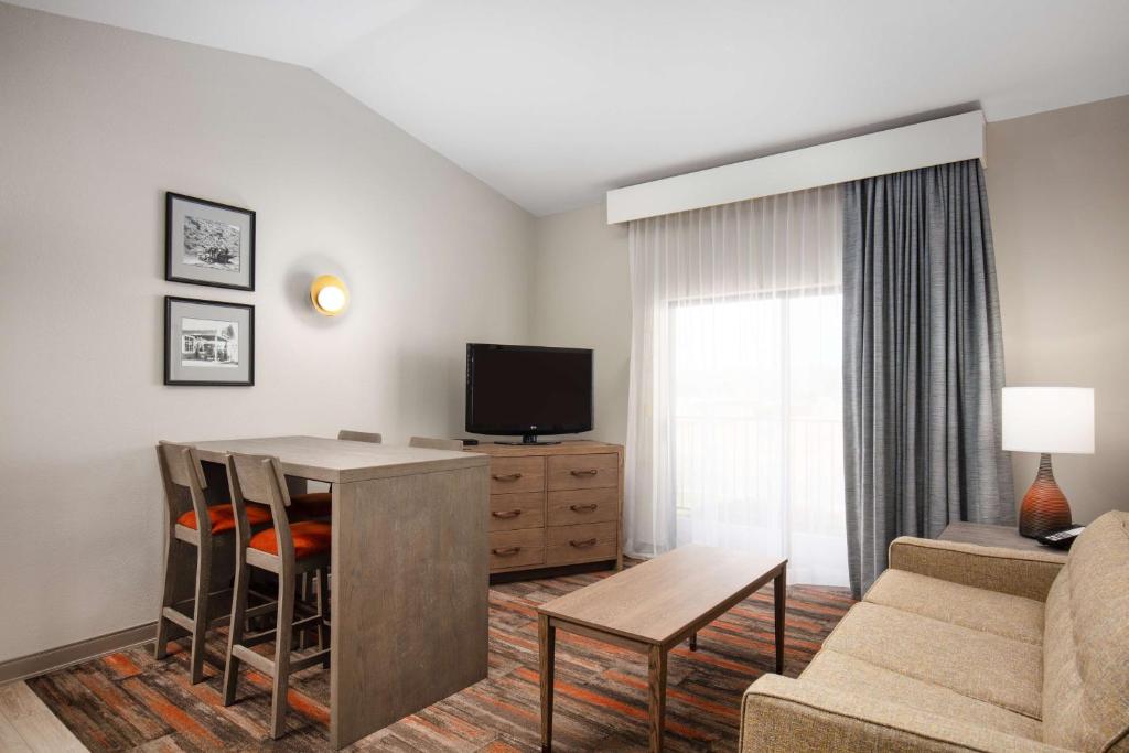 TV a/nebo společenská místnost v ubytování Best Western Plus King's Inn and Suites