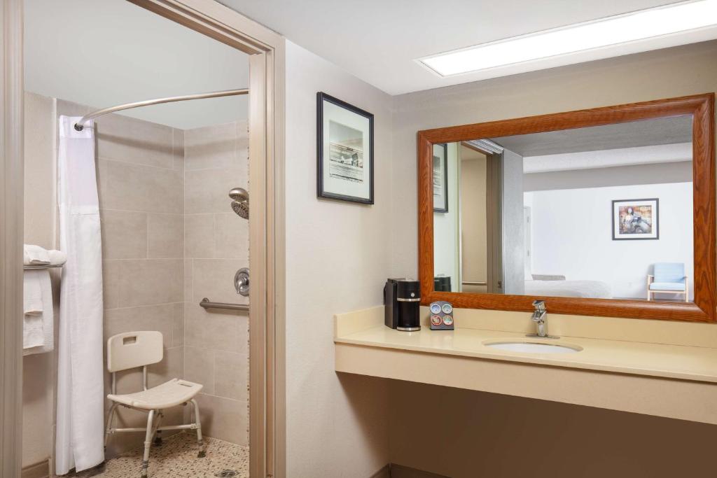 Koupelna v ubytování Best Western Plus King's Inn and Suites