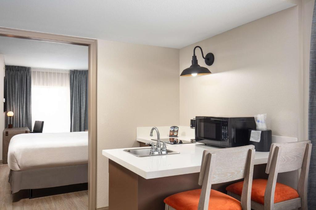 Postel nebo postele na pokoji v ubytování Best Western Plus King's Inn and Suites