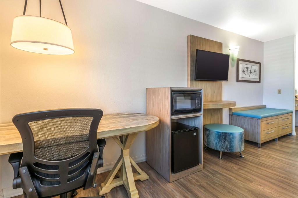 Best Western Plus Capitola By-the-Sea Inn & Suites - Rala De Cama De Dos Reina Estándar