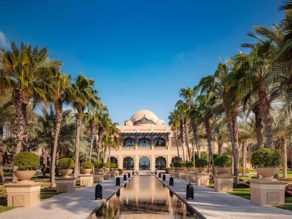 un edificio con palmeras delante en One&Only Royal Mirage Resort Dubai at Jumeirah Beach, en Dubái
