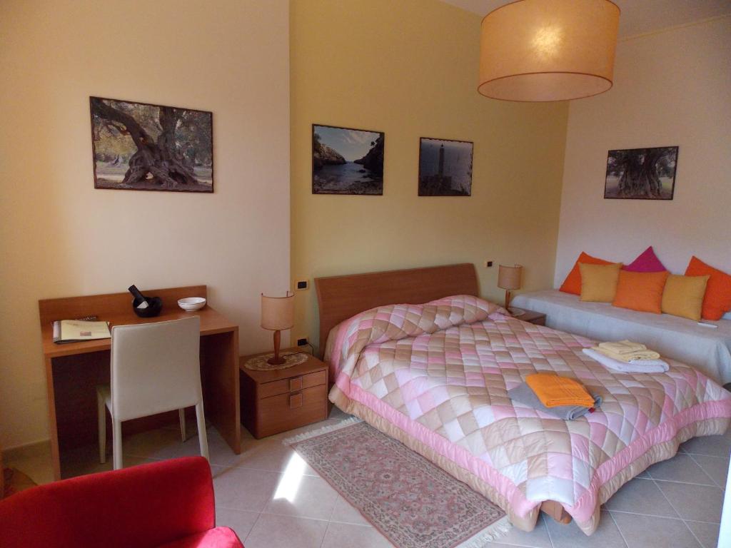 sypialnia z łóżkiem, biurkiem i krzesłem w obiekcie B&B Soli D'oro w mieście Casarano