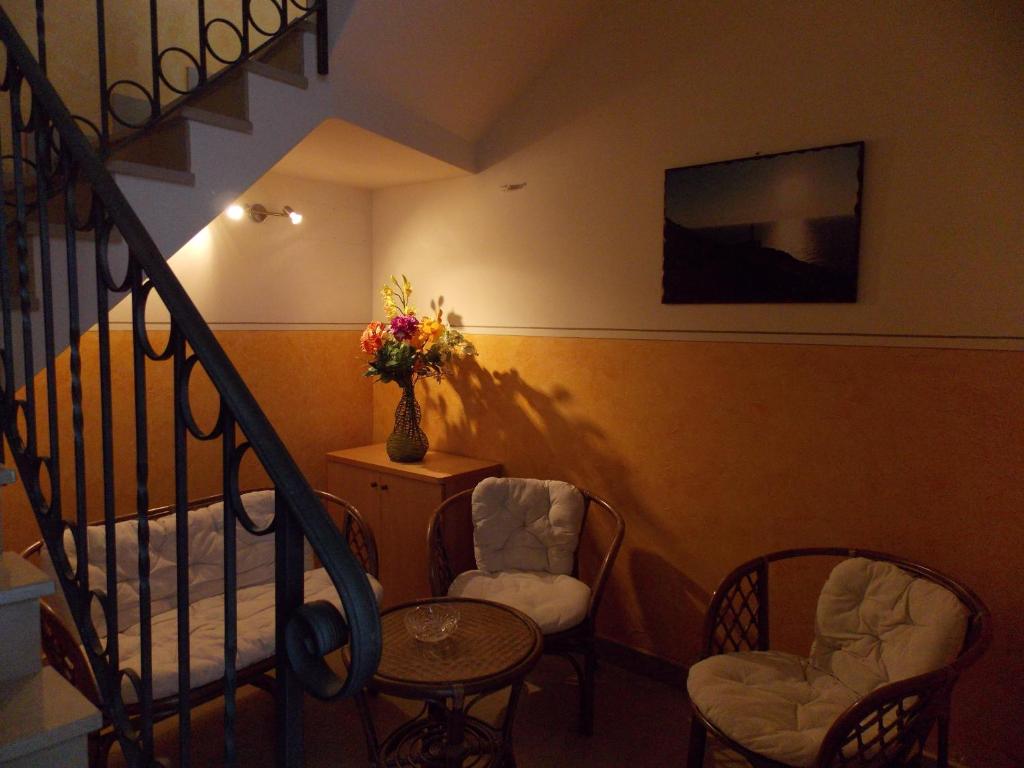 Cette chambre dispose d'un escalier avec deux chaises et une table. dans l'établissement B&B Soli D'oro, à Casarano