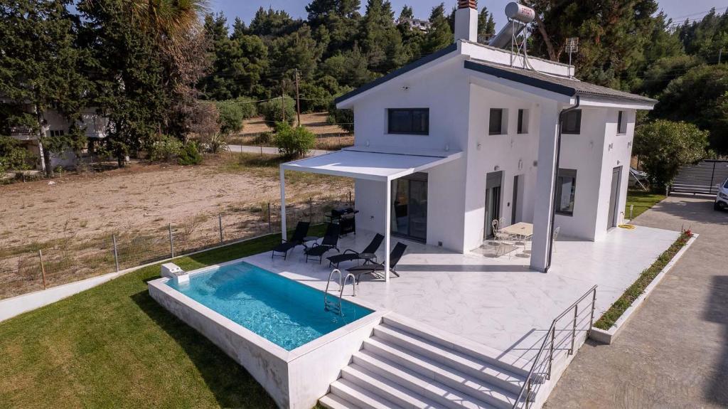 Bazén v ubytování Aura Beachfront Private Pool Villa nebo v jeho okolí