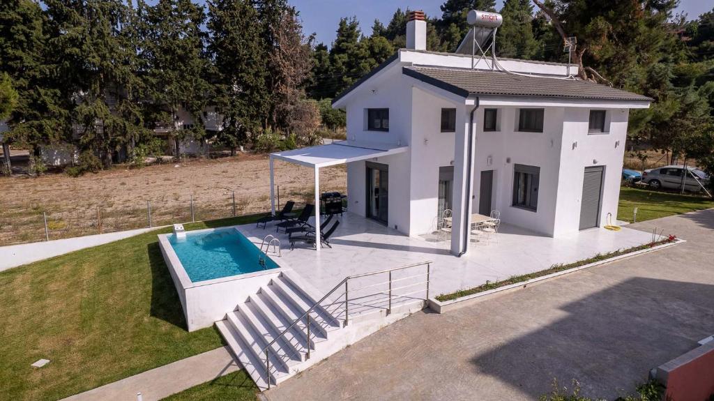 Bazén v ubytování Aura Beachfront Private Pool Villa nebo v jeho okolí
