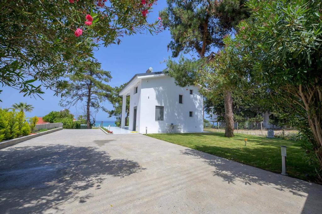 Fotografie z fotogalerie ubytování Aura Beachfront Private Pool Villa v destinaci Kriopigi