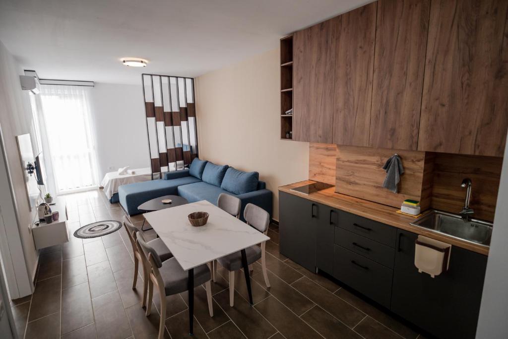 Kuchyň nebo kuchyňský kout v ubytování FUYA Apartments