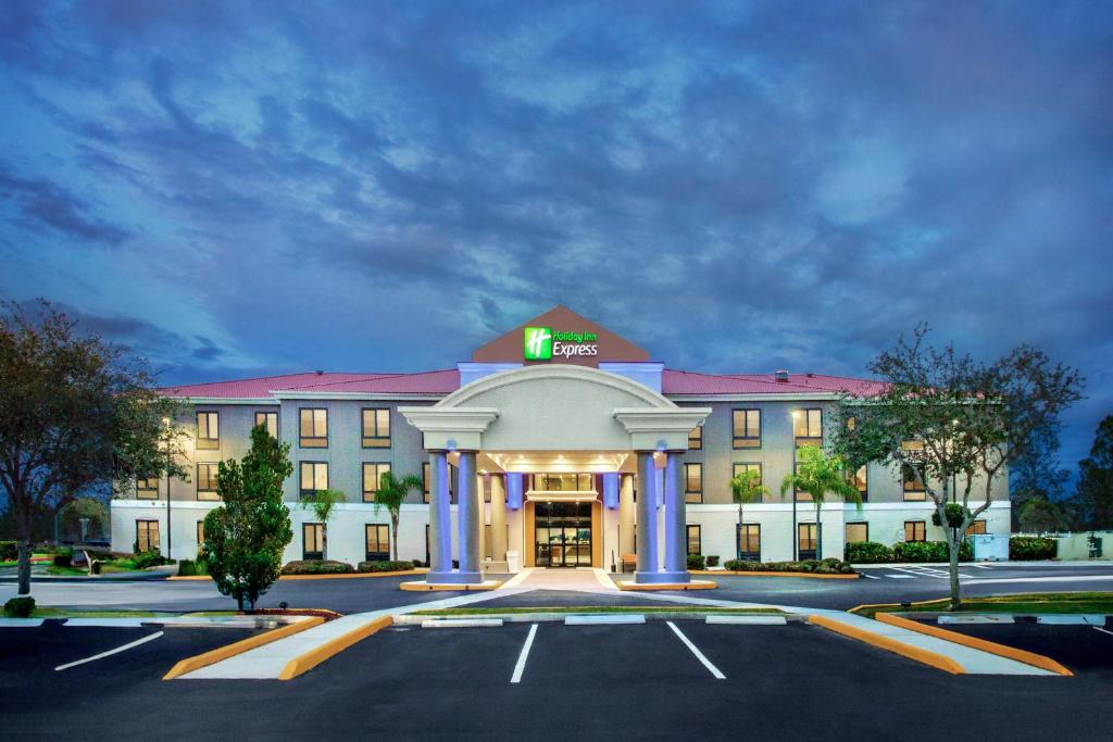 a hotel with a parking lot in front of it at Holiday Inn Express & Suites Sebring, an IHG Hotel in Sebring