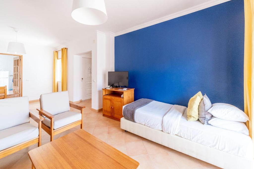 Postel nebo postele na pokoji v ubytování Oasis Beach Apartments
