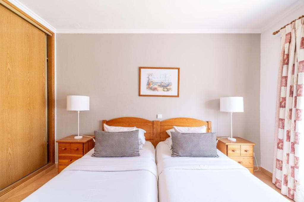 Postel nebo postele na pokoji v ubytování Oasis Beach Apartments