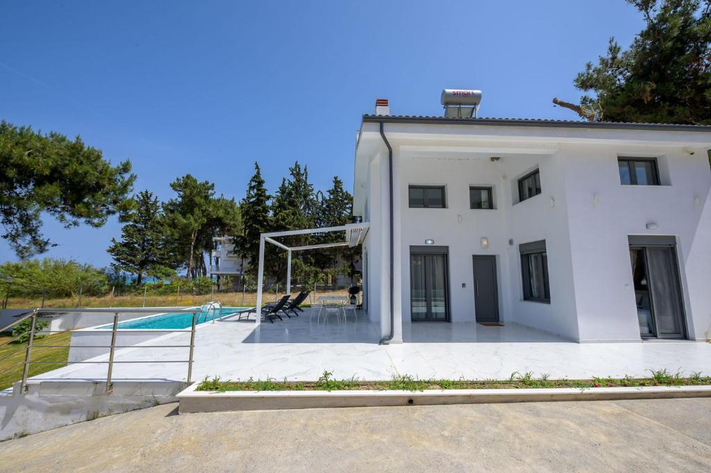 Bazén v ubytování Aura Beachfront Private Pool Villa nebo v jeho okolí