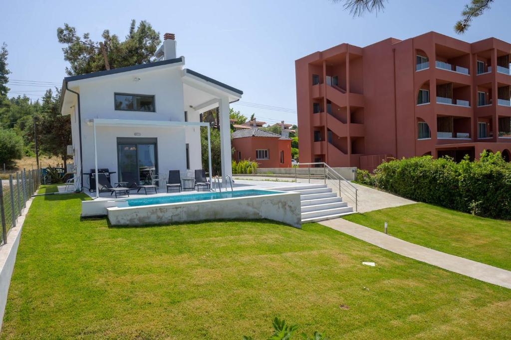 Bazén v ubytování Aura Beachfront Private Pool Villa nebo v jeho okolí