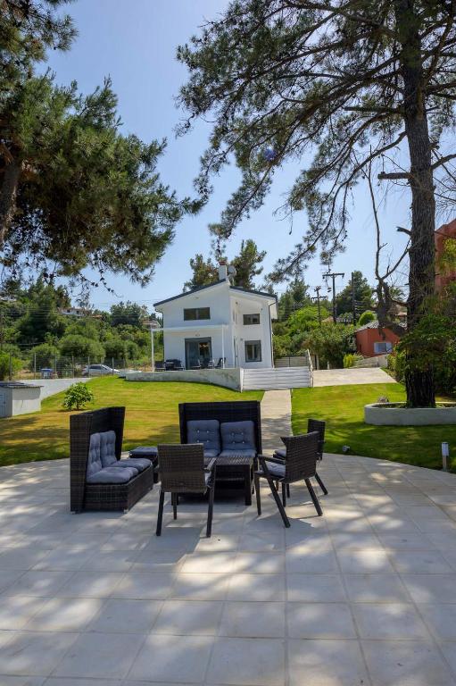 Zahrada ubytování Aura Beachfront Private Pool Villa