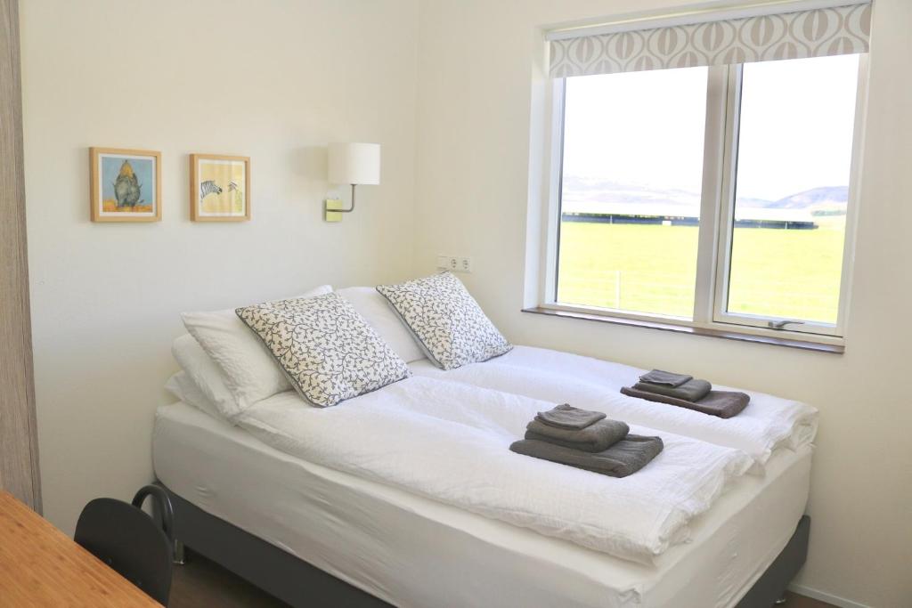 Postel nebo postele na pokoji v ubytování Miðhraun - Lava resort