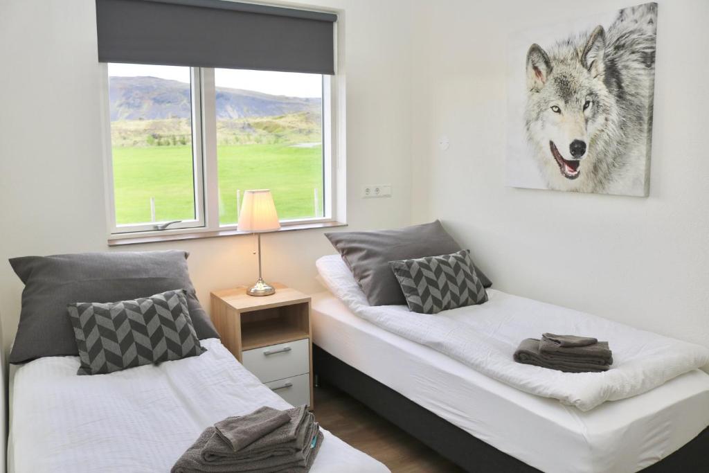 Postel nebo postele na pokoji v ubytování Miðhraun - Lava resort
