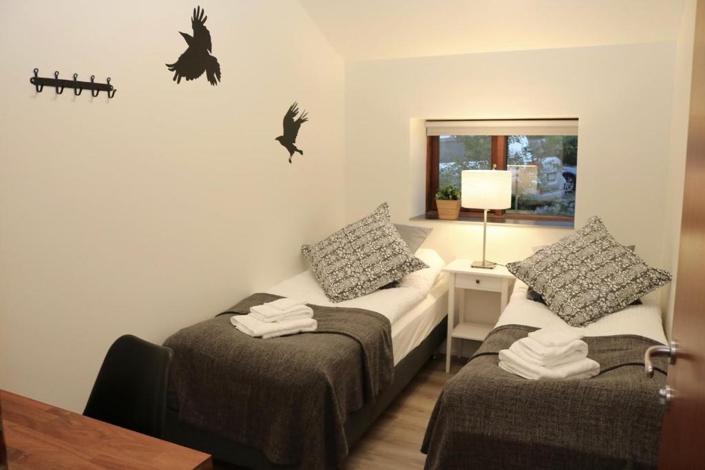 Postel nebo postele na pokoji v ubytování Miðhraun - Lava resort