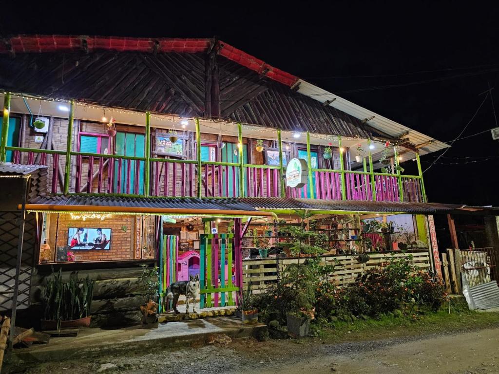 ein Haus mit einem Balkon mit Beleuchtung in der Unterkunft Cabañas el Portal in Santa Rosa de Cabal