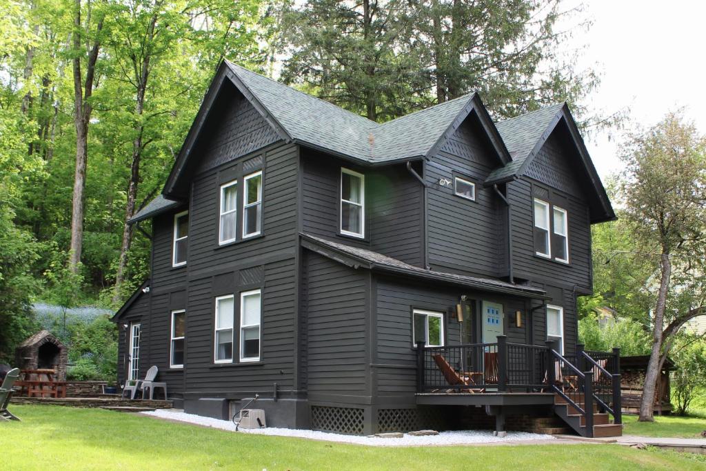 ein schwarzes Haus mit einem Gameradach in der Unterkunft Cozy Ski House Retreat minutes to Belleayre Mountain Resort in Fleischmanns