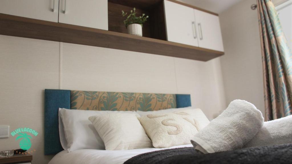 Postel nebo postele na pokoji v ubytování Blue Lagoon Caravans Craig Tara Ayr