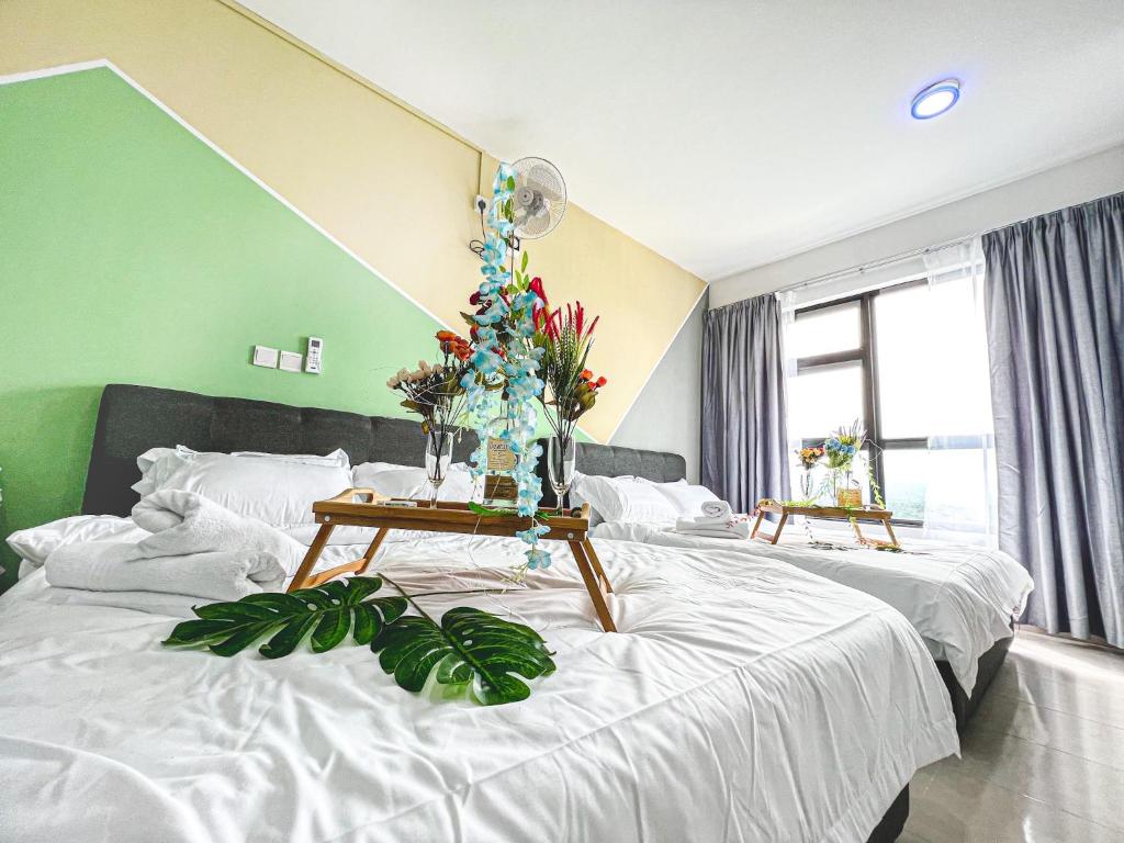 una camera da letto con un letto bianco e un albero di Natale sopra di Bangi,4-7pax,Cozy Studio,Near UKM a Kajang