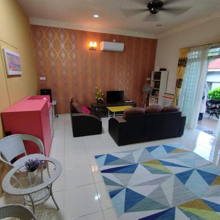 a living room with a couch and a table at Homestay Moslim Kampung Bentong in Kluang