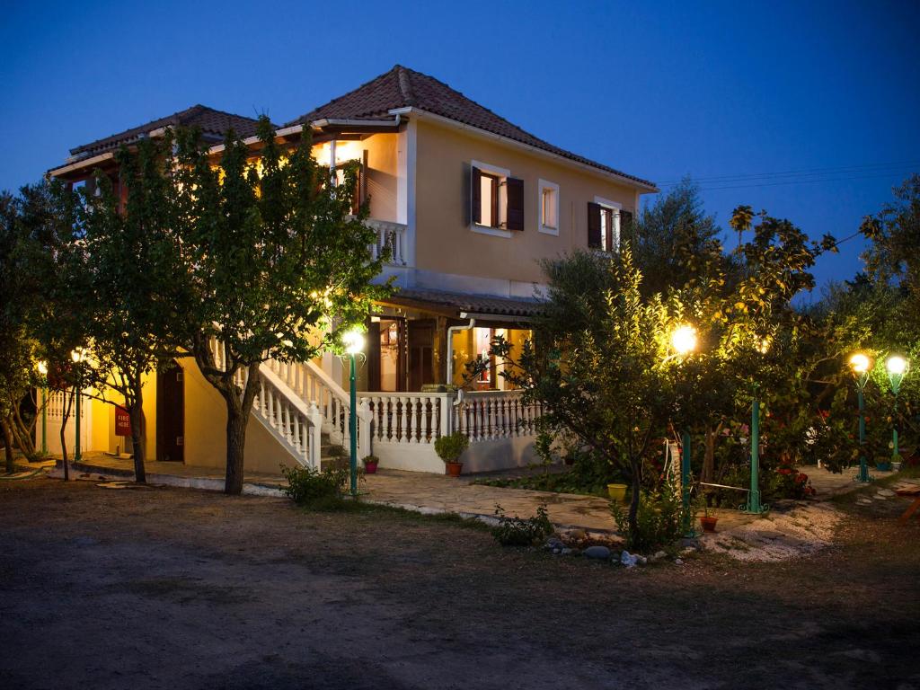 una casa por la noche con luces delante de ella en Areti Orfeas Studios, en Vasilikos