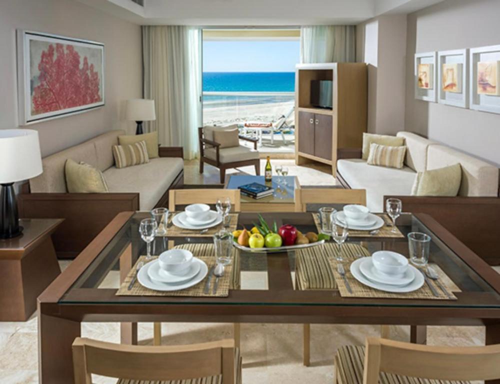 un salon avec une table à manger et un salon dans l'établissement Marina Nuevo Vallarta, à Puerto Vallarta