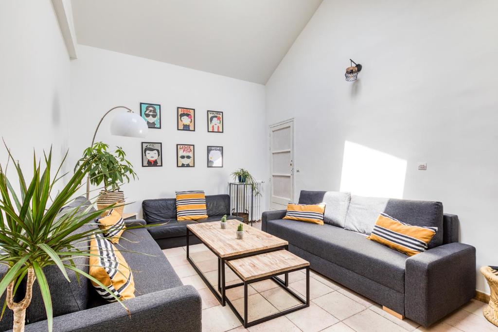 un salon avec deux canapés et une table dans l'établissement La Vintage, Maison 150 m2 au cœur de Montpellier, à Montpellier